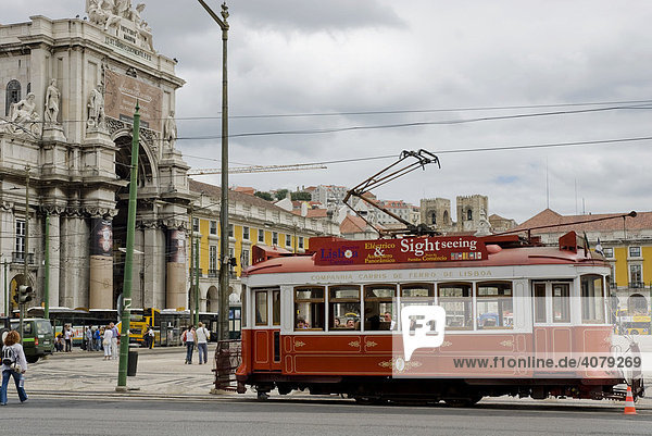 Hauptplatz  Eingangstor  rote Straßenbahn  Lissabon  Portugal  Europa