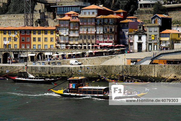 Gondel vor bunten Häusern  Porto  Portugal  Europa