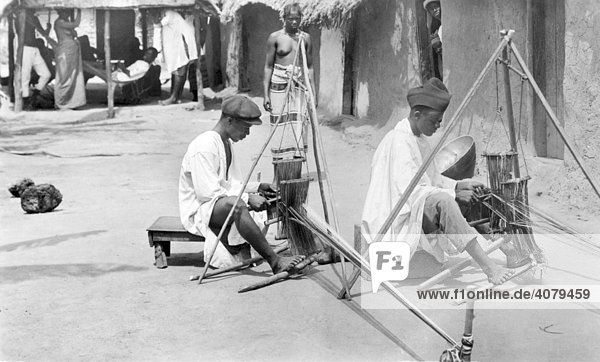 Zwei Afrikaner bei der Handarbeit  historische Aufnahme  ca. 1920