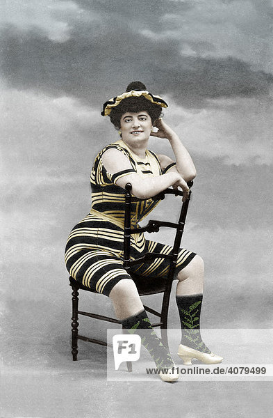 Frau mit Korsett sitzt auf einem Stuhl  historische Aufnahme  ca. 1910