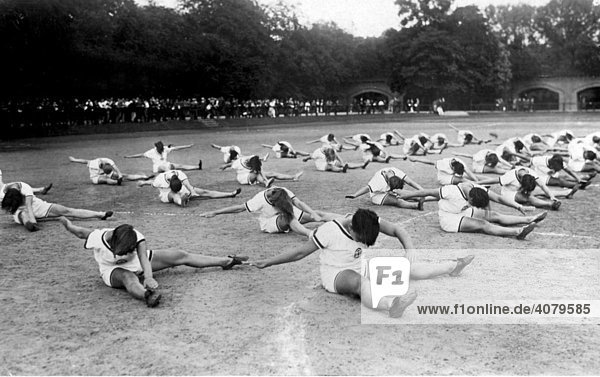 Historische Aufnahme Frauen bei der Gymnastik