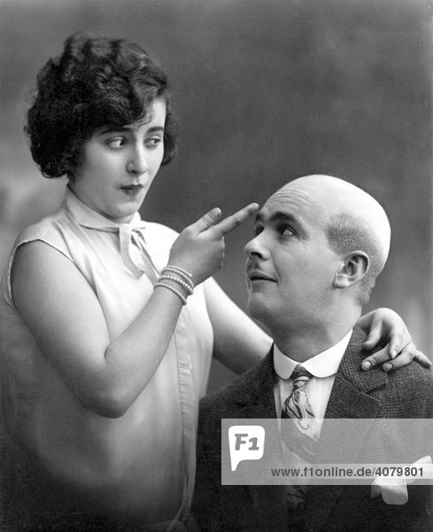 Historische Aufnahme  Frau und glatzköpfiger Mann  Warum hat Egon keine Haare? ca. 1920