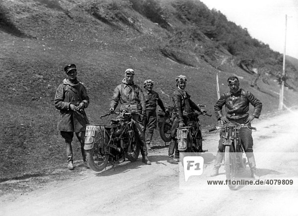 Historische Aufnahme  Motorradausflug  ca. 1930