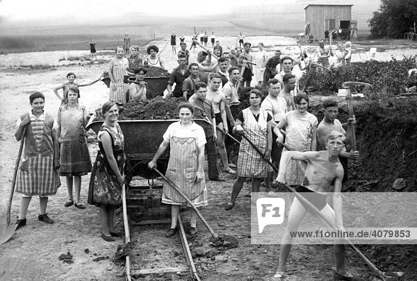 Historische Aufnahme  Zivilisten arbeiten  ca. 1943