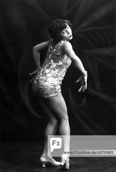 Historische Aufnahme  Frau tanzt  ca. 1920