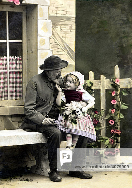 Historische Aufnahme Opa mit Enkel in Tracht ca. 1920