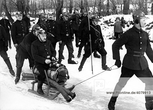 Historische Aufnahme  Feuerwehr im Einsatz mit Schlitten bei Eis und Schnee  ca. 1930