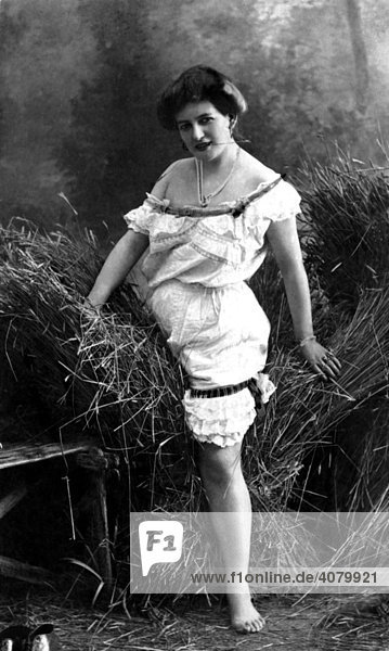 Historische Aufnahme  Frau in Unterwäsche im Heu  ca. 1915