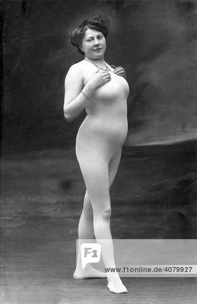 Historische Aufnahme  Frau  fast nackt  ca. 1910