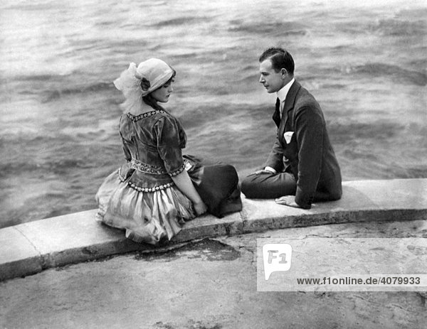 Historische Aufnahme  Paar diskutiert am Fluss  ca. 1930