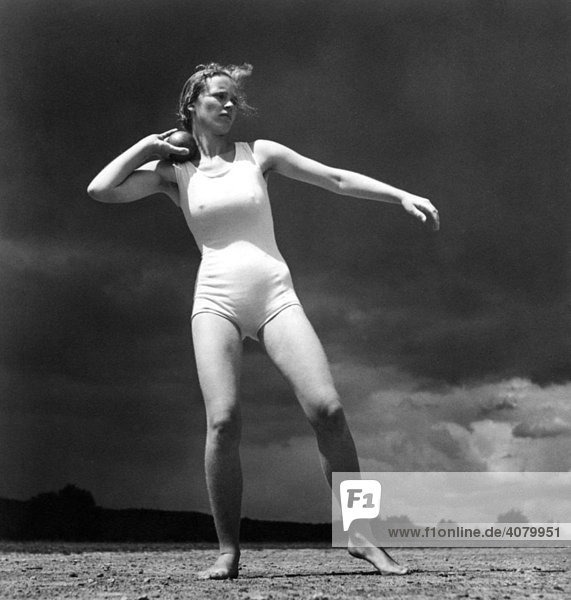 Historic photo  female shot-putter  ca. 1940