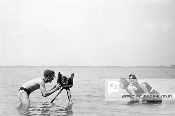Historische Aufnahme  Fotograf im Meer fotografiert zwei Frauen  ca. 1920