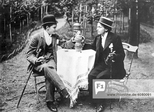 Historische Aufnahme Frauen In Hosen Trinken Bier Ca 19