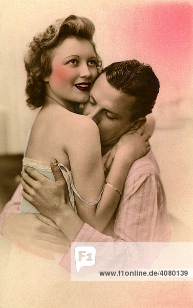 Historische Aufnahme  Kuss auf die Schulter  ca. 1940