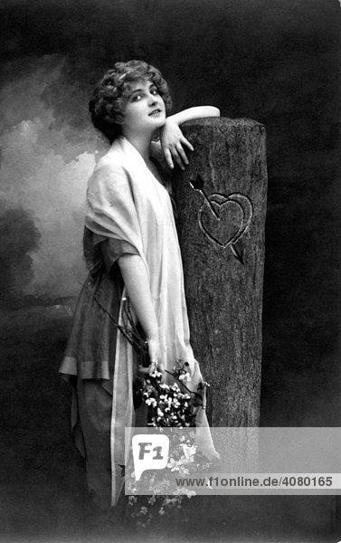 Historische Aufnahme  Frau  Sehnsucht nach Liebe  ca. 1910