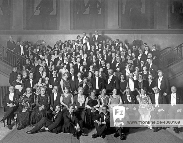 Historische Aufnahme große Gruppe im Theater ca. 1925