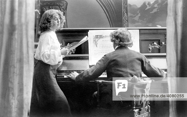 Historische Aufnahme  Paar am Klavier  ca. 1912