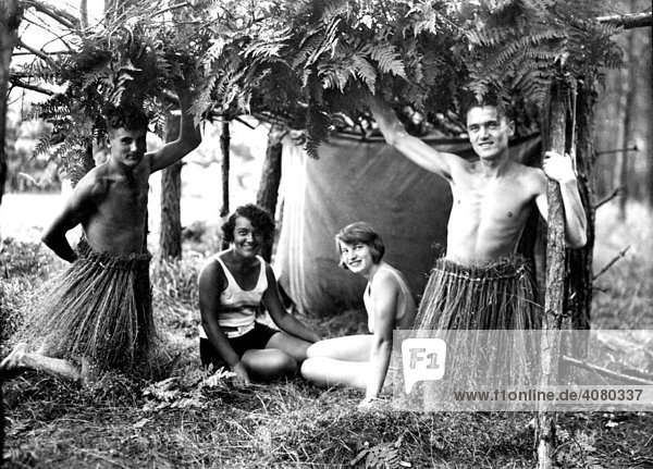 Historische Aufnahme  zwei Männer im Bastrock mit ihren Freundinnen  ca. 1931