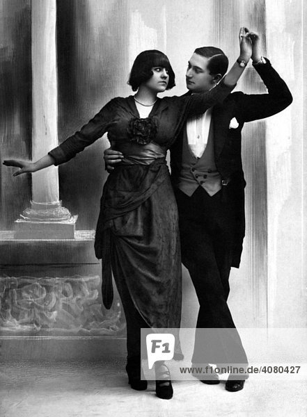 Historische Aufnahme  Paar tanzt  ca. 1923