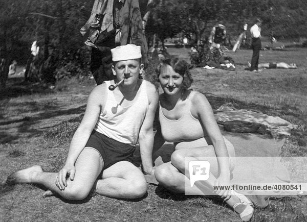 Paar  er mit Pfeife  historische Aufnahme  ca. 1930