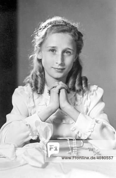 Mädchen betet  historische Aufnahme  ca. 1932