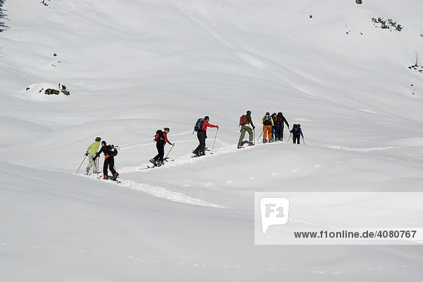 Eine Gruppe Skitourengeher im Nationalpark Gesäuse  Steiermark  Österreich  Europa