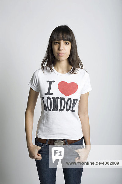 Junge dunkelhaarige Frau mit I love London T-Shirt