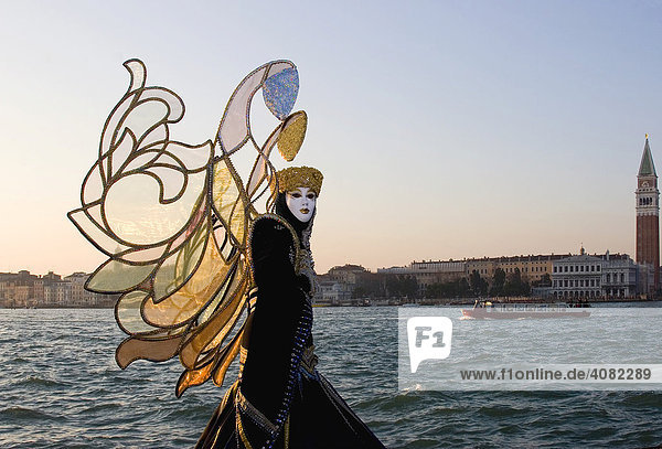 Schmetterlingsmaske im Abendlicht beim Carneval  Venedig  Italien