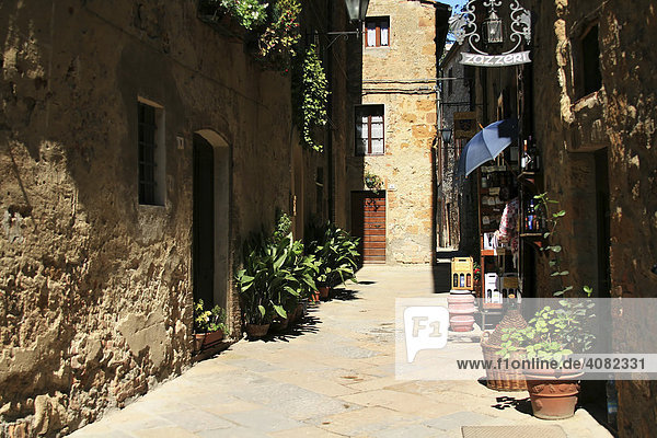 Eine typische Gasse in Pienza Toskana Italien