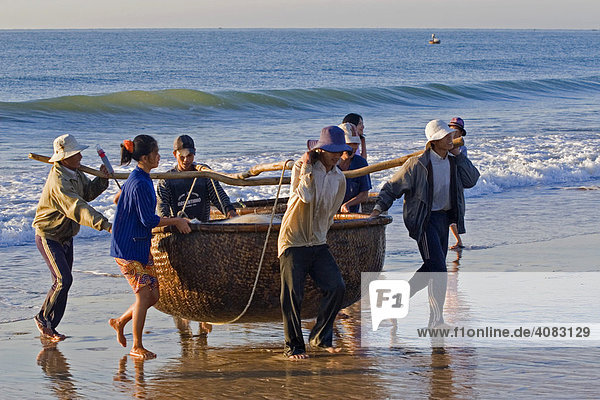 Vietnamese fishermen bringing in their basket boat  beach at Mui Ne  Vietnam  Southeast Asia  Asia