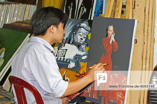 Vietnamesischer Maler malt nach Fotovorlage ein Bild