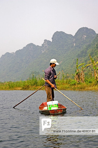 Ein Vietnamese fischt aus seinem Kahn mit Strom Vietnam Asien