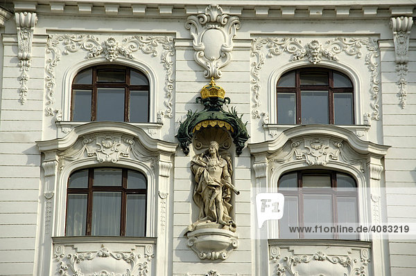 Prächtiges Wohnhaus Fenster mit Figur in der Altstadt Wien Österreich