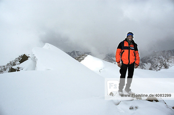 Bergsteiger auf dem Gipfel eines vereisten Bergs in Wolken Kharkhiraa Mongolischer Altai bei Ulaangom Uvs Aimag Mongolei