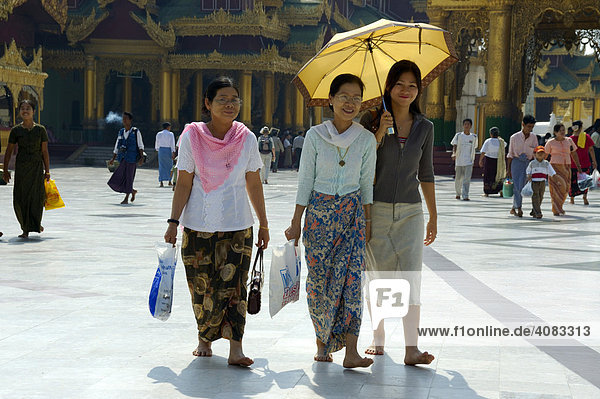 Drei einheimische Frauen mit Schirm Shwedagon Pagode Yangon Burma