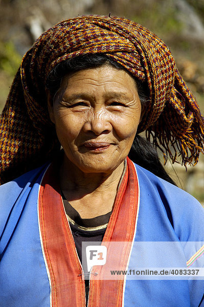 Portrait ältere burmesische Frau in Tracht der Pa-laung lächelt Yasakyi Shan State Burma