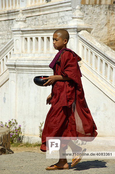 Novize in roter Robe mit Bettelschale Maing Thauk Wald Kloster Shan State Burma