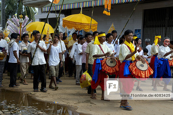 Festlicher Umzug mit Musik Schirmen und traditionellen Kleidern Stung Treng Kambodscha