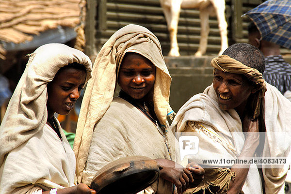 Drei Frauen beim Einkauf von Töpferware Markt in Bahir Dar Äthiopien