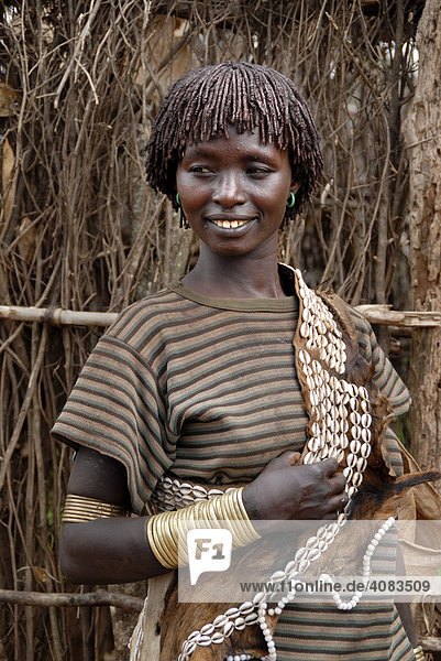 Portrait junge Frau mit Kette aus Kaurimuscheln auf dem Markt von Keyafer Äthiopien