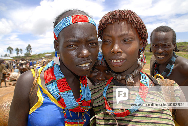 Portrait zwei junge Mädchen vom Volk der Banna mit bunten Halsketten auf dem Markt von Keyafer Äthiopien