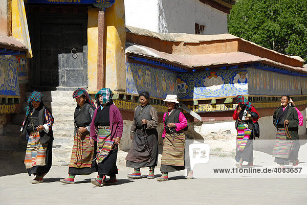 Tibetische Pilgerinnen in Tracht bei der Kora um den Kumbum Pelkor Chöde Kloster Gyantse Tibet China