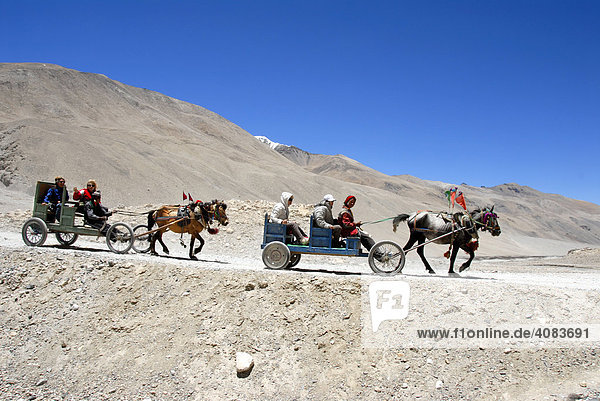 Zwei Pferdekutschen in der Steinwüste am Everest Base Camp Tibet China