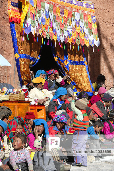 Viele Tibetische Pilger in bunter Tracht bei Festival Kloster Rongbuk Tibet China