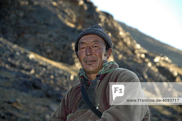 Nomaden Mann in traditionellem Mantel gekleidet im Gebirge Kharkhiraa Mongolischer Altai bei Ulaangom Uvs Aimag Mongolei