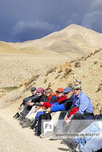 Trekkinggruppe macht Pause am Weg bei Lungchang Tibet China