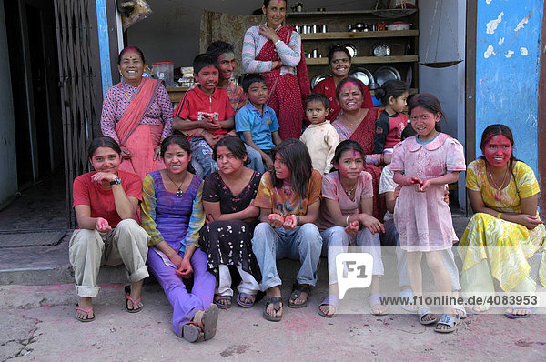 Menschen mit bunter Farbe auf der Sitrn zum Holi Fest Pokhara Nepal