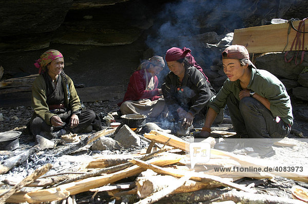 Nepalische Familie bei der Mittagsrast an der Feuerstelle bei Chame Nar-Phu Annapurna Region Nepal