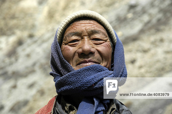 Portrait stolzer Mann mit Mantel Mütze und Schal Nar-Phu Annapurna Region Nepal