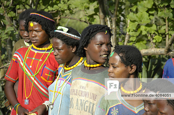 Junge Frauen mit bunten Halsketten vom Volk der Derashe bei Arba Minch Äthiopien